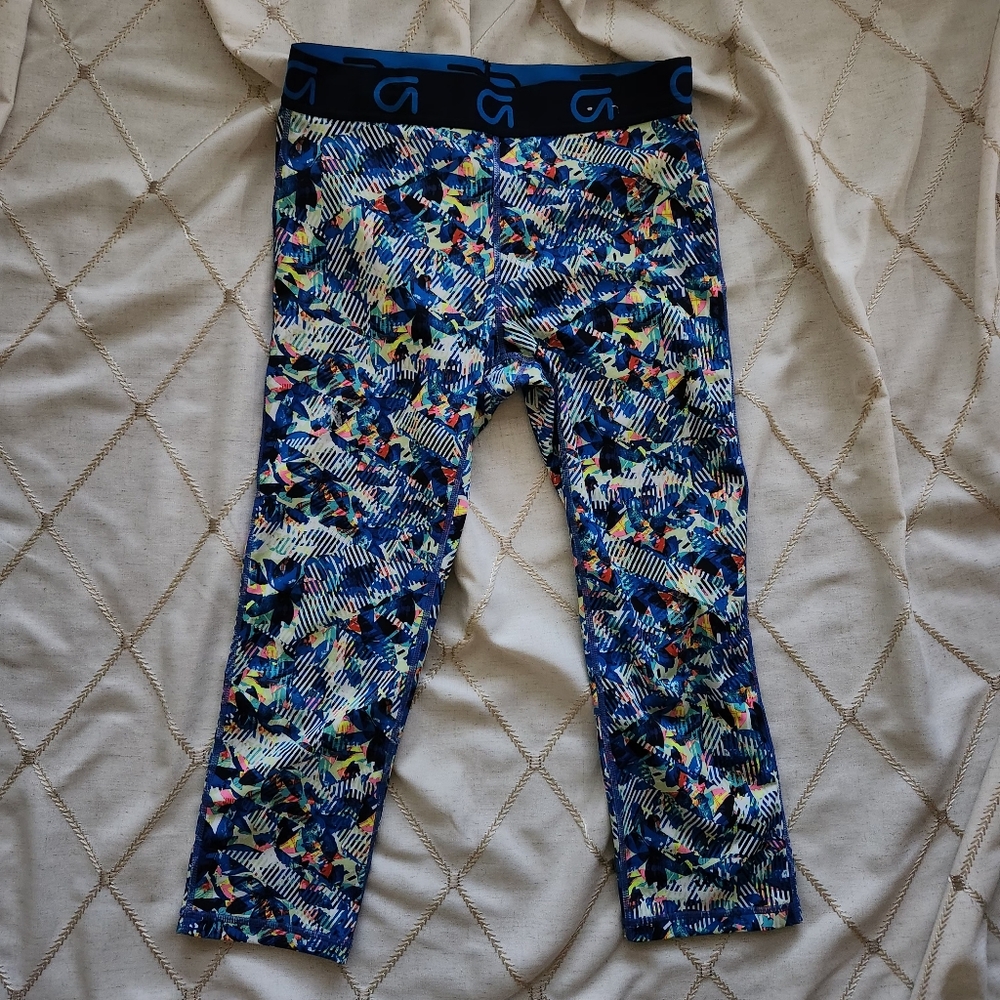 GapFit Floral Print Mid-Rise Capri Leggings – Size‎ M